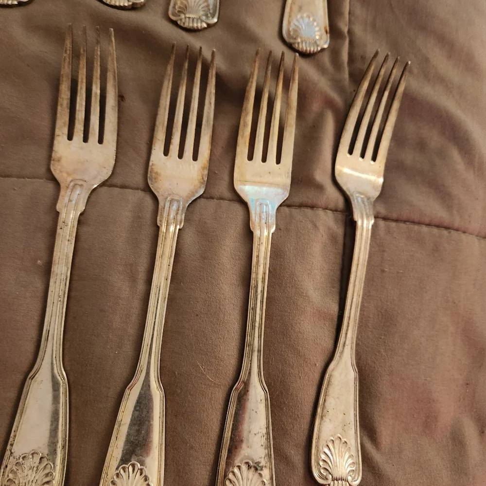 Antique 43 piece International E.P Korea shell pattern silverware set. - Picture 10 of 16